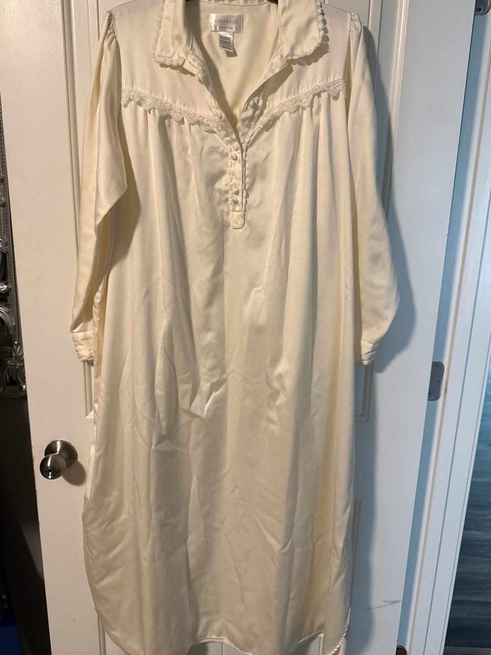 Vintage Cabernet Classic Women's Cream Nightgown with Lace Trim Sz L